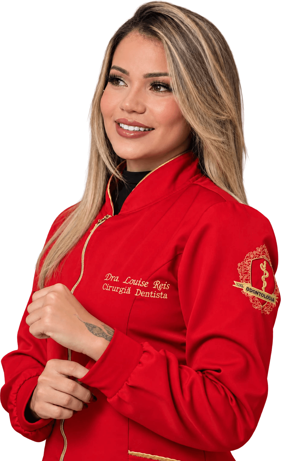 Dra. Louise Reis sorrindo, de jaleco vermelho bordado com seu nome